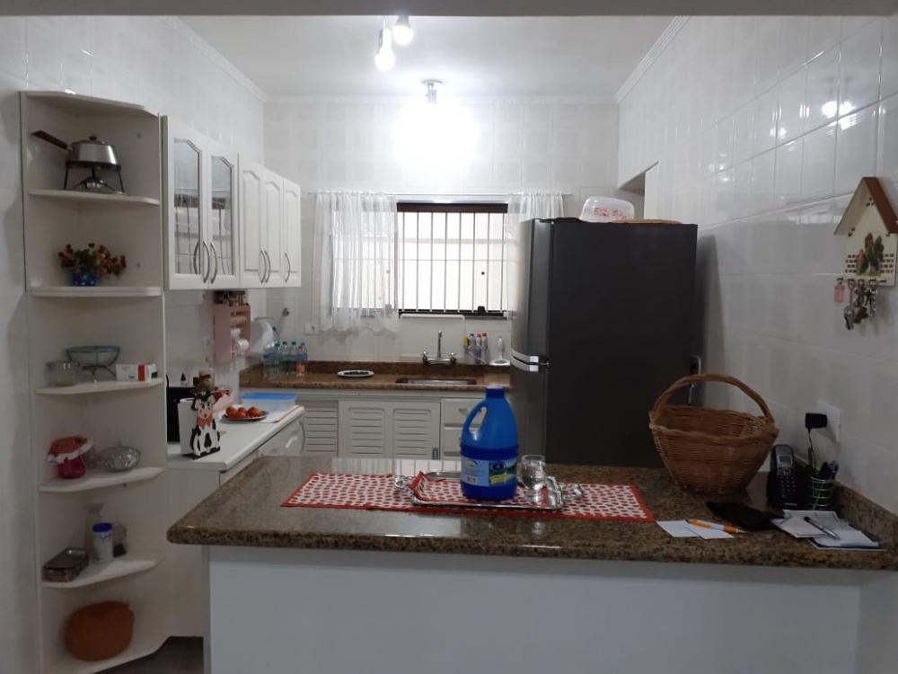 CASA COM 04 DORMITÓRIOS, SENDO